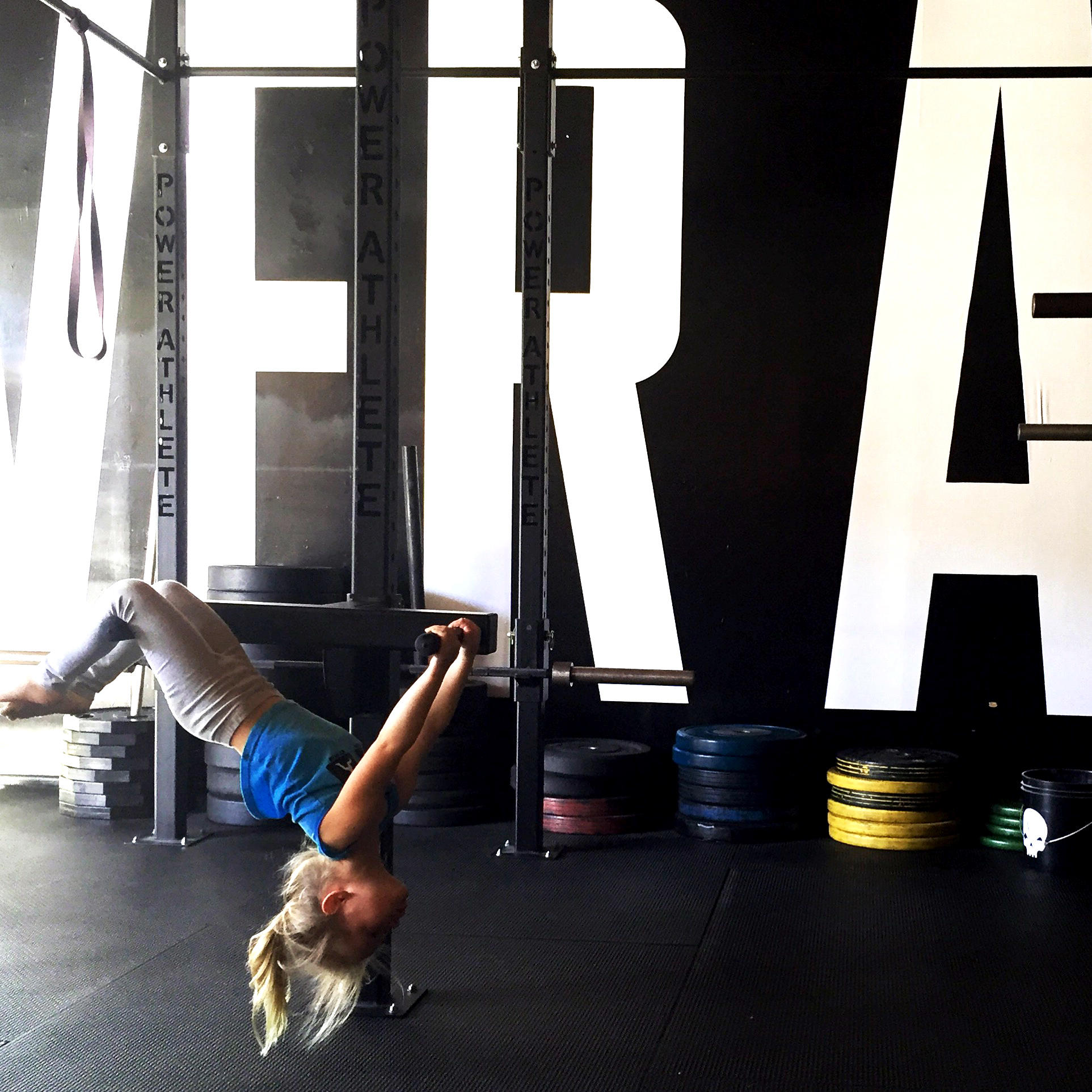 power_athlete_hang_upside_down